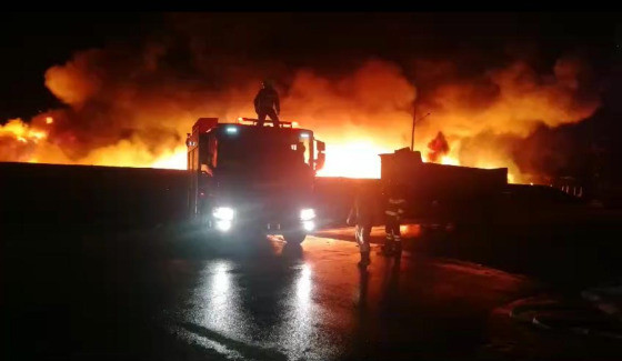 Incêndio destrói fábrica de plásticos no Distrito Industrial; veja vídeos