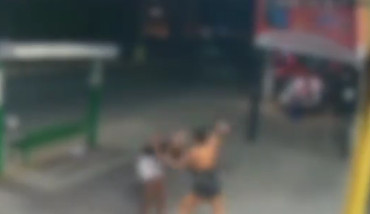 Mulher discute com outra em ponto de ônibus e é esfaqueada; veja vídeo