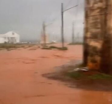 Temporal alaga ruas de cidade em MT; veja vídeos