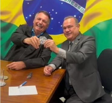 Senador Wellington recebe medalha de “imorrível, imbrochável e incomível”; veja