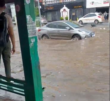 Chuva intensa deixa centro de Cuiabá completamente alagado