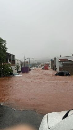 Temporal deixa cidade de MT debaixo d'água; carros ficam submersos