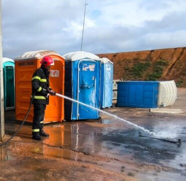 Incêndio destrói banheiro químico em praça pública