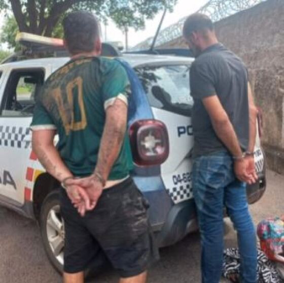 Dupla bêbada é presa por mostrar órgãos genitais para mulheres e crianças