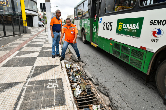 Defesa Civil limpa bueiros nas regiões das Avenidas do CPA e Prainha