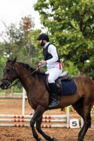 Jovem atleta com deficiência busca apoio para competir no hipismo