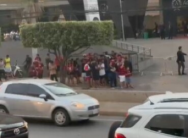 Torcedores do Flamengo acompanham clube em chegada a hotel em Cuiabá; vídeo