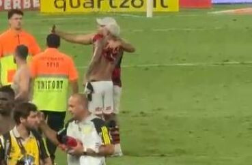 Torcedor invade gramado da Arena e tira foto com jogador do Flamengo