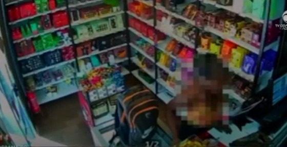 Mulher trans furta celular em loja de chocolates em Cuiabá; vídeo