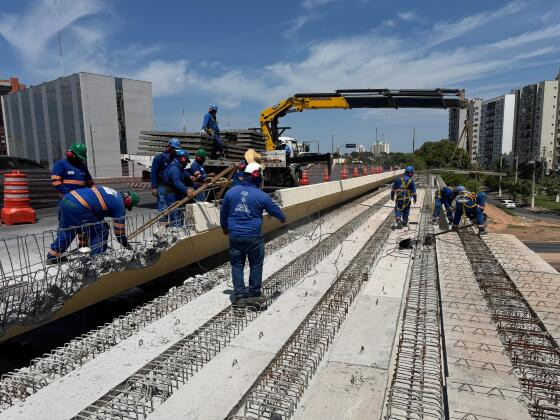 Trânsito em viaduto da Miguel funcionará com uma pista livre de cada lado