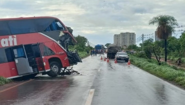 Motorista de ônibus morre e 12 ficam feridos após veículo bater em traseira de caminhão; imagens