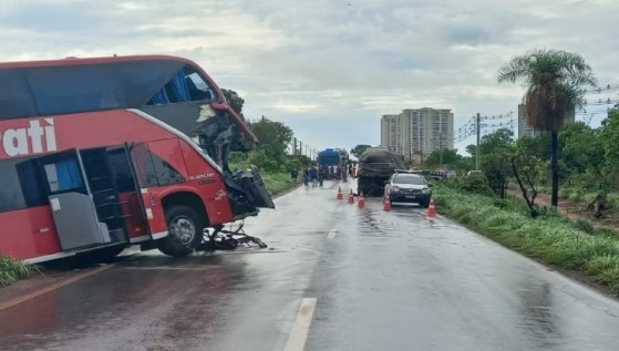 Motorista de ônibus morre e 12 ficam feridos após veículo bater em caminhão