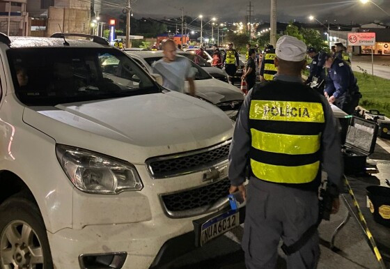 Cinco motoristas são presos dirigindo bêbados na Avenida das Torres