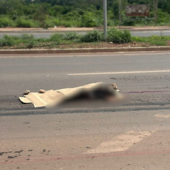 Vítima é atropelada por carreta e morre na Avenida Mário Andreazza