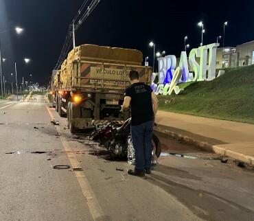 Motociclista colide com carreta e morre em frente a condomínio de luxo