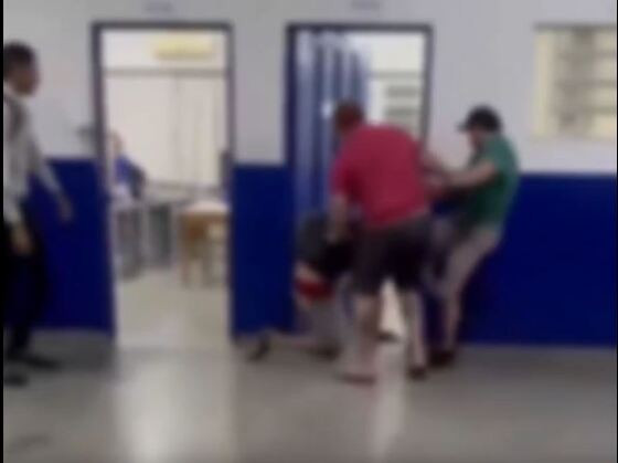 Dupla invade escola estadual e agride aluno na porta da sala de aula