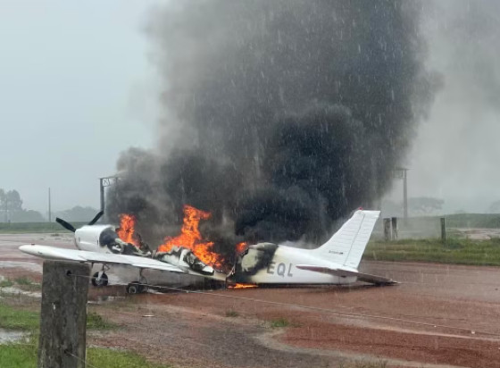 Avião sem autorização para voo faz pouso forçado e é incendiado em MT; vídeo