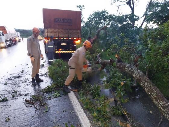 chuva bombeiros.jpg