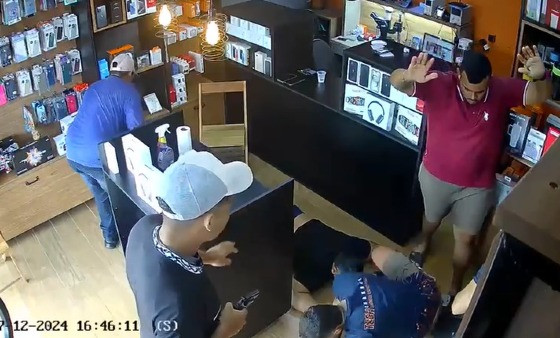 Homens invadem loja, rendem clientes e funcionários e levam Iphones; vídeo