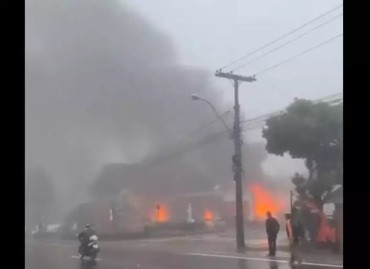 Avião cai no Centro de Gramado e assusta turistas; vídeo