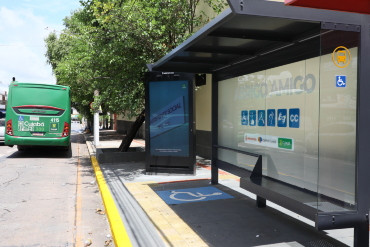 Prefeitura de Cuiabá implanta totens que 'conversam' com mulheres em pontos de ônibus