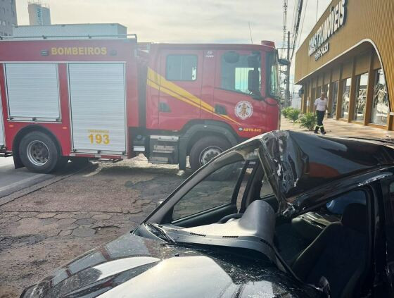 Vídeo mostra veículo em alta velocidade momentos antes de mulher colidir com poste