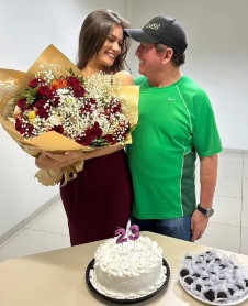 Amado Batista faz surpresa no aniversário de namorada mato-grossense