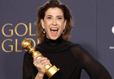 Fernanda Torres ganha Globo de Ouro de melhor atriz e dedica prêmio a Fernanda Montenegro