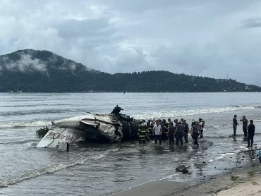 Jatinho ultrapassa a pista do aeroporto, vai parar na praia e explode; vídeo