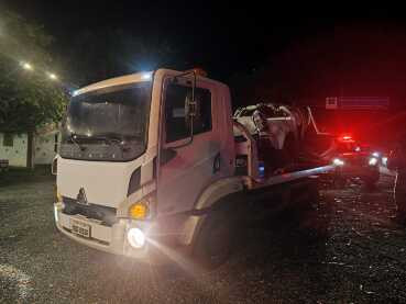 Policiais escapam ilesos de capotamento de caminhonete da Força Tática