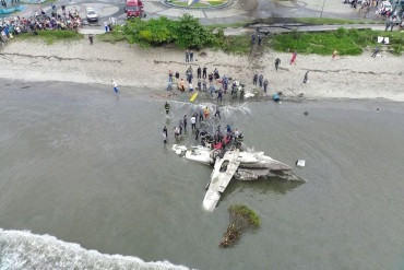 Saiba quem são os passageiros do avião que explodiu em praia