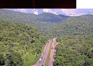 Caminhoneiro fica ferido em acidente na Serra de São Vicente