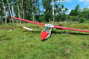 Avião de pequeno porte com ex-prefeito cai