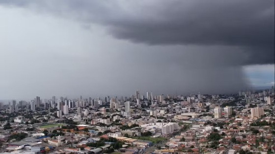 Após temporal, Cuiabá segue com previsão de chuva forte