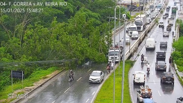 Queda de árvore e poste interrompe trânsito na Fernando Correa, em Cuiabá