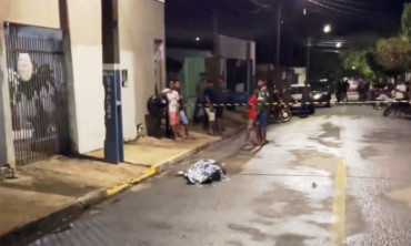 Homem é morto a tiros enquanto caminhava na rua em MT