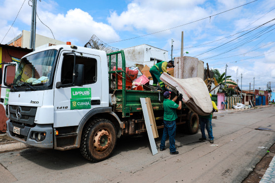 Cuiabá retira 6 toneladas de materiais de bairro castigado pela chuva