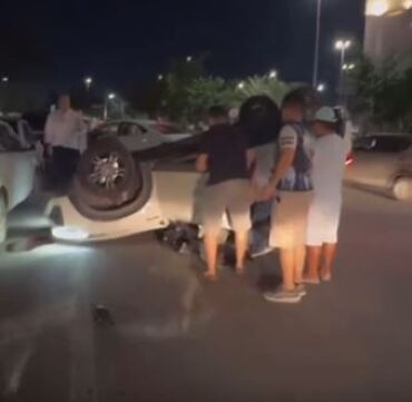 Carro capota em frente a shopping em Cuiabá; vídeo mostra retirada de mulher