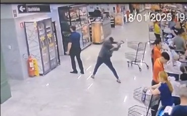 Homem agride gerente de supermercado com golpe de pá na cabeça; vídeo