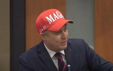 Deputado comparece à sessão portando boné com slogan de Trump