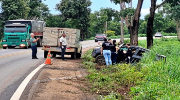 Idoso perde controle de carro, bate em árvore e morre 