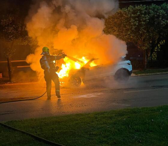 Carro de luxo pega fogo e fica destruído em pleno centro da cidade 