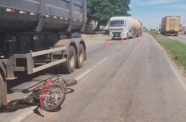 Motociclista é esmagado por carreta na BR-364 e morre 