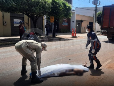 Rapaz se joga na frente de caminhão e morre atropelado em MT 