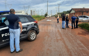 Motociclista bate na lateral de carro, é arremessado e morre 