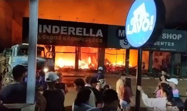 Lojas são destruídas em incêndio criminoso em MT; veja vídeos 