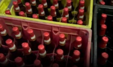 Polícia descobre “fábrica” de cerveja falsa; vídeos