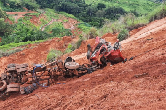 caminhão despenca de ribanceira e motorista morre 