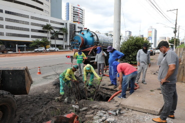 Cuiabá retira 6 toneladas de lixo de bocas de lobo das avenidas Miguel Sutil e CPA