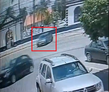 Motorista esquece de puxar freio de mão e carro invade batalhão da PM; veja vídeo 